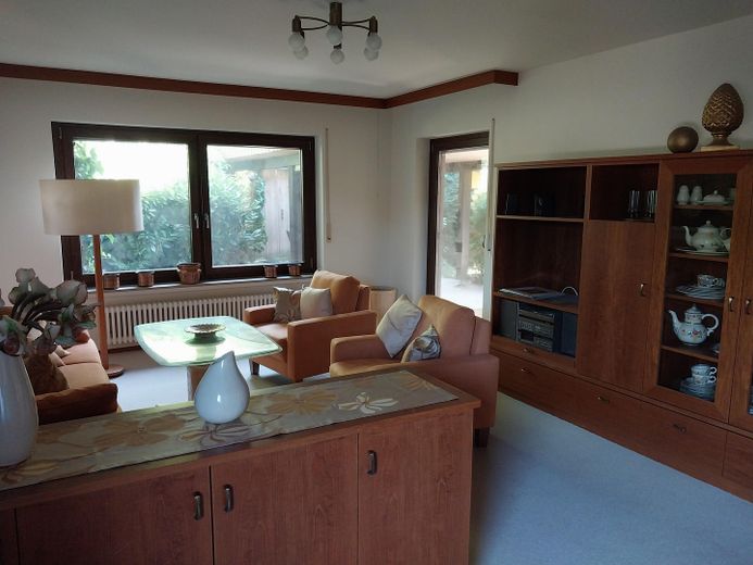 Casa unifamiliar independiente en más de 1.000 m²: tranquila, soleada, con sótano de uso versátil, cerca de Friburgo – Wohn-/Essbereich