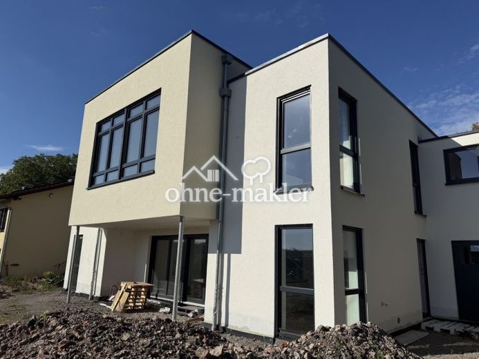 Modern new-build constructed with solid masonry – first occupancy – Photo 1