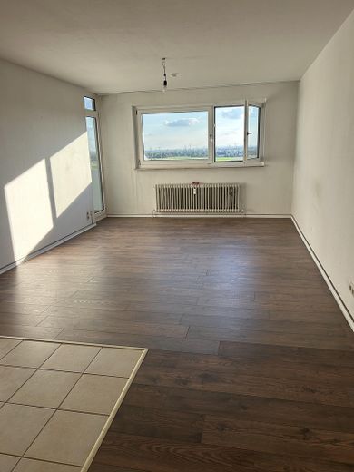Provisionsfrei, modernisierte 2-Zimmer-Wohnung mit Skylineblick in Liederbach – Wohnzimmer