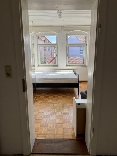 Nowa kuchnia w zabudowie, nowa łazienka, nowe ogrzewanie, jasne mieszkanie jednopokojowe – Blick Flur in Schlafbereich