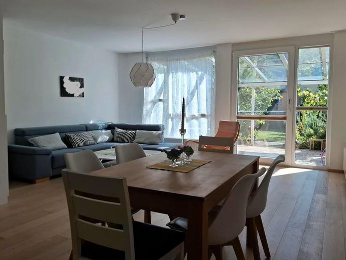 Von Privat: energiesparsames Reihenhaus mit Blick ins Grüne – Wohnzimmer