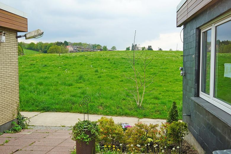 Doppelbungalow mit viel Land und Stallung – Blick aus dem Innenhof nach W