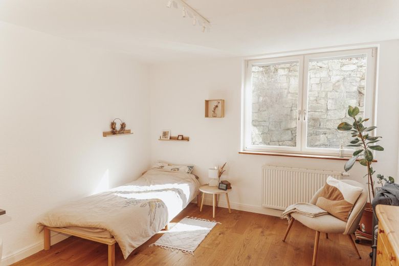 Field-edge location & sunset, detached single-family house with 224 sqm and PV system –  helles Zimmer UG -Südseite