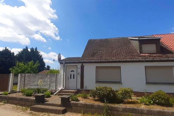Casa colonica con annessi e giardino in una tranquilla zona residenziale