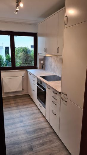 Luxuriöse 3-Zimmer Wohnung in Hoffnungsthal, edle Einbauküche mit Vollausstattung – Küchenzeile rechts