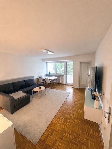 Bezugsfreie 2-Zimmer-Wohnung mit renoviertem Balkon & Fenster in Berg am Laim – provisionsfrei – Wohnzimmer mit Balkon