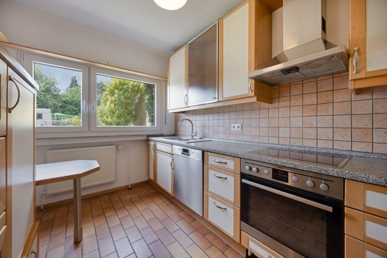 Königsdorf:  DHH mit 146 m², Wintergarten, Keller, Garage &amp; Traumgarten / Dach &amp; Fenster saniert! – Kompakte Küche mit kurzen Wegen