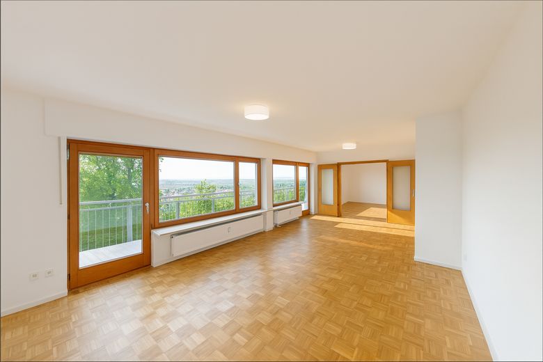 Wohnen wie im eigenen Haus: 6,5-Zi.-Maisonette, 195 m² mit Weitblick, ruhige Waldrandlage in Leimen – Wohnzimmer mit Rheinblick