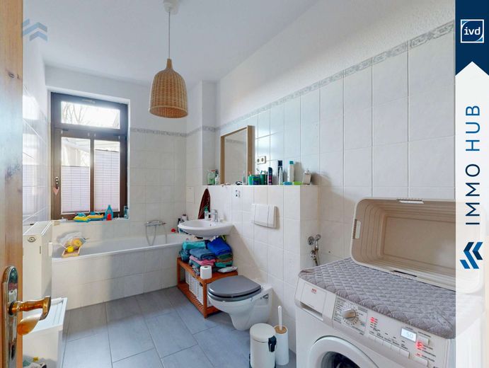 ++ Balkon, Parkett, Badezimmer mit Fenster! Charmante 4-Zimmer Wohnung in beliebter Lage ++ – 4477297-NLegCceSm4SRetaRztRt7kYS-Badezimmer.jpg