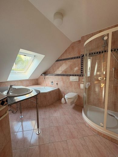 Wohnen wie im Haus: 4-Zimmer-Maisonette mit Talblick, Balkon und Carport – Bad OG