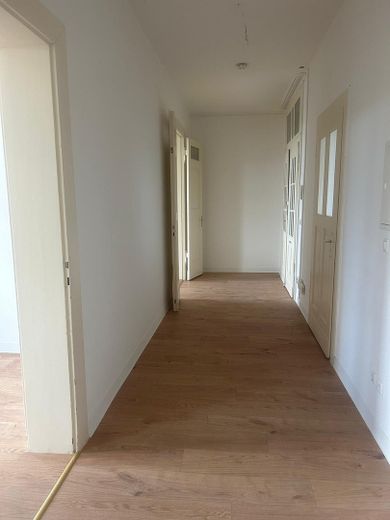 Frisch renoviert: 4-Zimmer-Whg. mit franz. Balkon am Rande des Paulusviertels – Blick zur Eingangstür