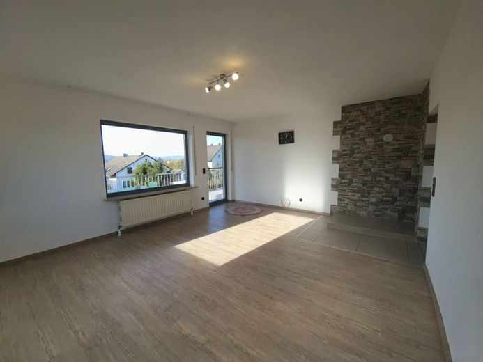 **PROVISIONSFREI** Top modern renoviertes Zweifamilienhaus in Breitengüßbach – Wohnzimmer OG