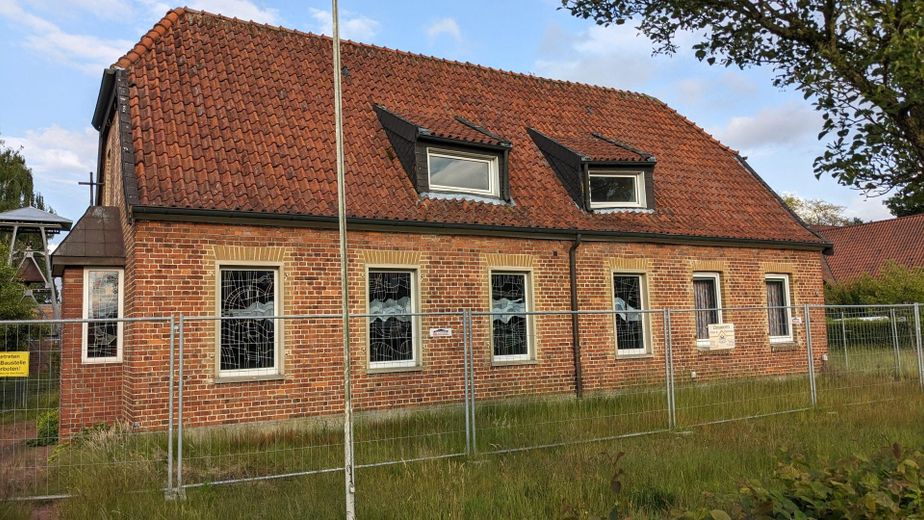 Vorderansicht mit Bauzaun