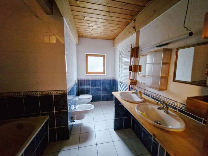 Hochwertige Baukunst &amp; nachhaltige Ausstattung - ein Zuhause mit Zukunft – modernes Masterbad EG