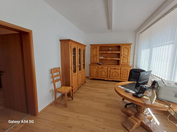 Veelzijdig bruikbaar commercieel vastgoed (kantoor, praktijk, hal, studio, ambacht, handel). 1a-locatie – Raum 7/Teeküche, Büro ca. 15qm