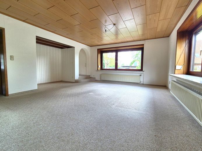 Affascinante casa unifamiliare con grande potenziale in buona posizione – libera e senza provvigione – Wohnzimmer Bild 1