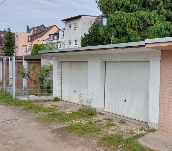 Sehr schönes 3 Fam.- Haus, große Balkone – Garagen