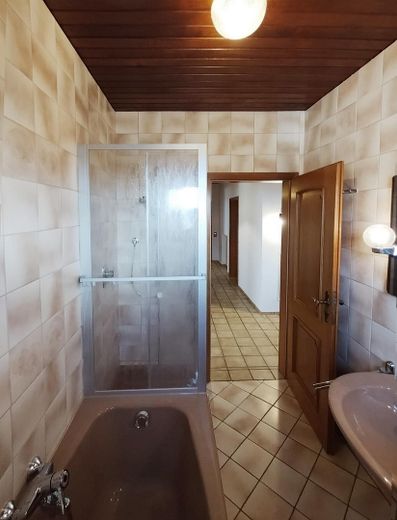 Appartamento ristrutturato con 3 locali (piano terra), cucina e terrazza esposta a sud, in posizione tranquilla a Kleinostheim – Bad