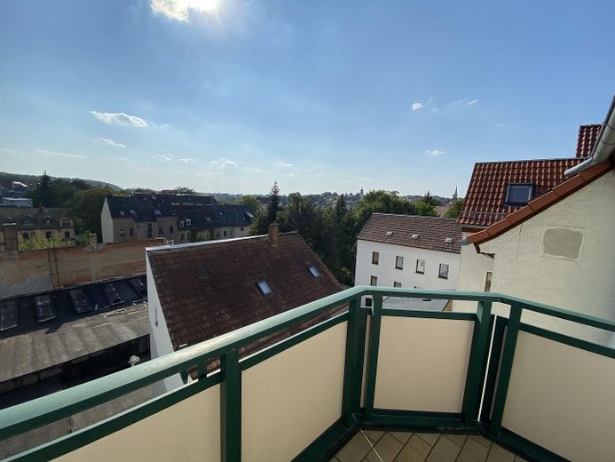 Helle 2-Raum-Dachgeschosswohnung mit Einbauküche im Herzen von Altenburg – Balkon- Blick über Altenburg