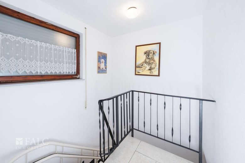 Attraktives Wohnhaus mit Balkon und vielseitigem Nutzungspotenzial in Zentraler Lage von Enzberg – Eingang Treppe
