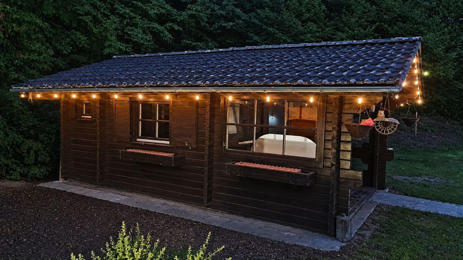 Provisionsfreies Einfamilienhaus in Wittislingen: 2.190m² Traumgrund, Außenpool, Whirlpool & Sauna – Blockhaus beleuchtet