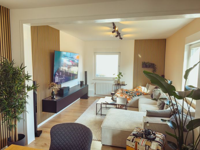 Traumhafte Doppelhaushälfte | Garten | Wallbox | klimatisiertes Dachstudio | 133 m2 | Köhlerberg – Wohnzimmer