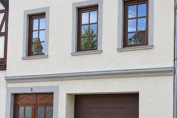 Zadbany dom dwurodzinny w Bingen-Stadt z wewnętrznym dziedzińcem i garażem