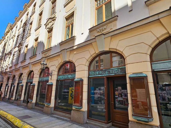 STÄDTISCHES KAUFHAUS I REPRÄSENTATIVE LADENFLÄCHE – Foto 1