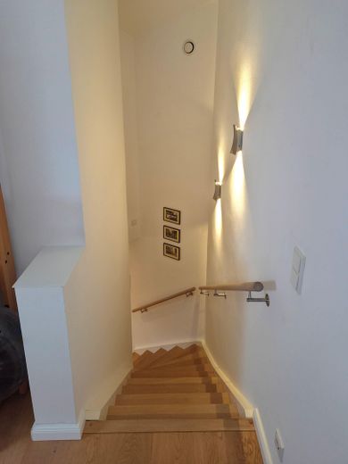 Courtagefrei: Helle und zentral gelegene DG-Maisonette-Wohnung mit Galerie und Sonnenterrasse – 12_Treppe
