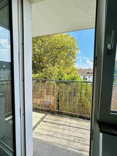Attraktive, lichtdurchflutete 2,5-Zimmer-Wohnung mit Balkon – Aussicht