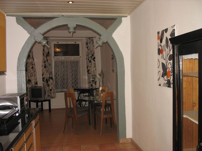 Appartamento di 2 locali parzialmente arredato, ca. 60 m² al piano terra con cucina soggiorno e spazio esterno – Küche mit Durchgang 