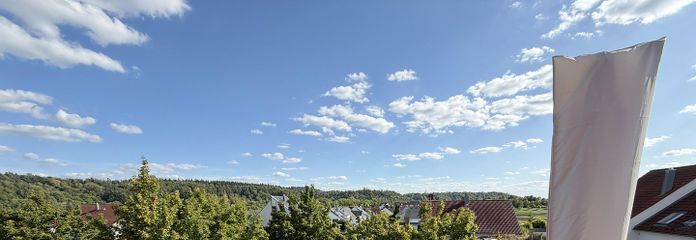 Maisonette mit Weitblick – 2 Balkone, Studio & Tiefgarage am ruhigen Ortsrand (provisionsfrei) – Süd-Balkon mit Schönbuch-Blick