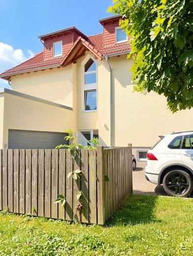 Tolle helle 3 Zimmer-Wohnung mit 2 Balkonen ruhige Lage – Hausansicht Eingangsbereich