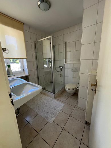 Casa unifamiliare dalla distribuzione perfetta, molto luminosa, con ampio giardino – Bad