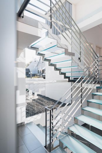 Freistehendes Einfamilienhaus bezugsfertig in unverbaubarer Südlage - Preis VB – Treppenhaus