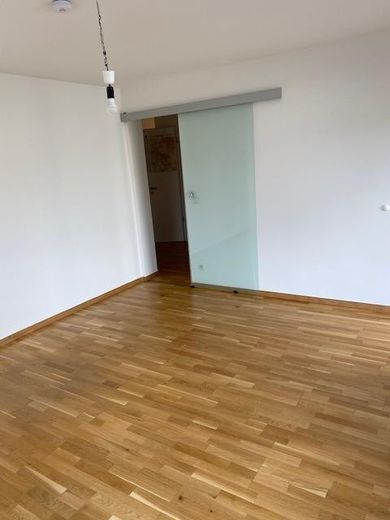 Appartement de 3 pièces spacieux et modernisé avec un haut niveau de qualité, avec 2 balcons, cuisine équipée et garage – Photo 3