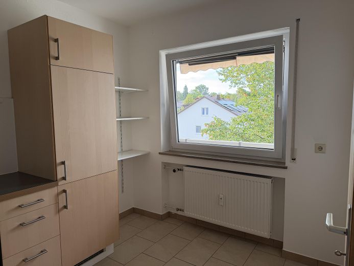 senza provvigione | 53 m² | 2 locali | balcone esposto a sud | cucina componibile | posto auto incluso – Küche