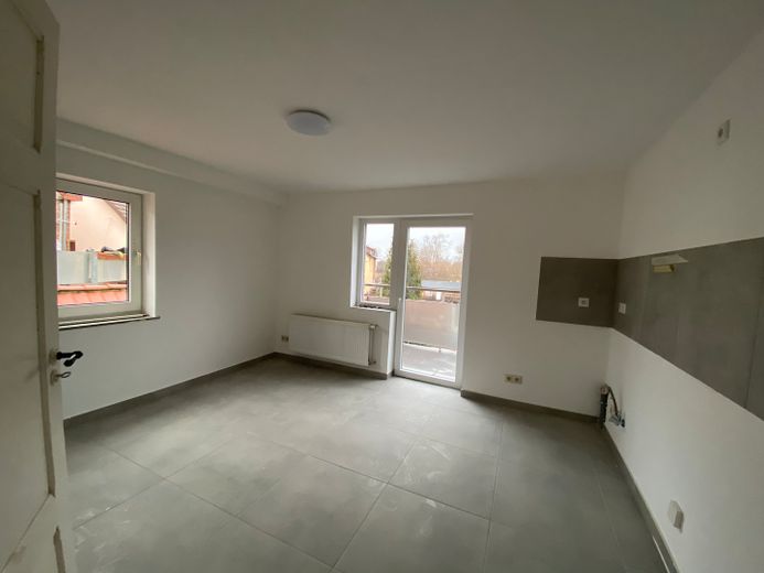 Apartamento con balcón, apto para piso compartido, 4 habitaciones, dúplex, cerca de la estación – Küche unten