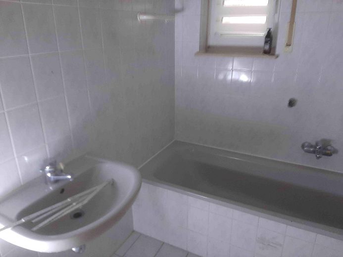 Ruhige sonnige Wohnung in Nidderau-Erbstadt – Badewanne