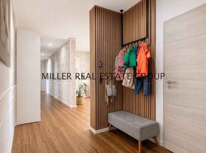 Moderne 4-Zimmer-Erdgeschosswohnung mit Privatgarten, Terrasse &amp; zwei Tiefgaragenstellplätzen! – Garderobe