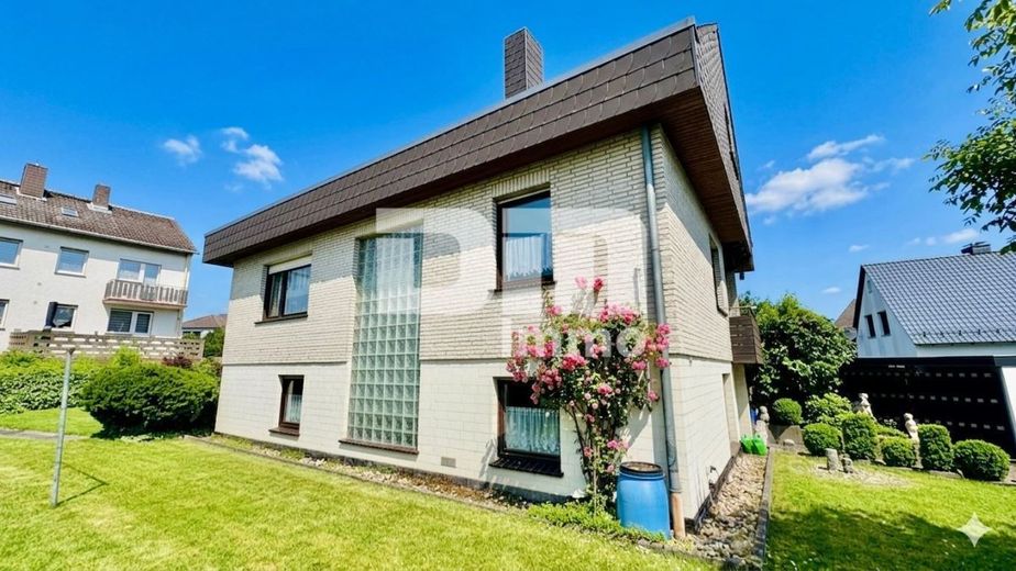 (R)eserviert!Großzügiges Einfamilienhaus in begehrter Lage mit Balkonen und Traumgarten – Seitenansicht