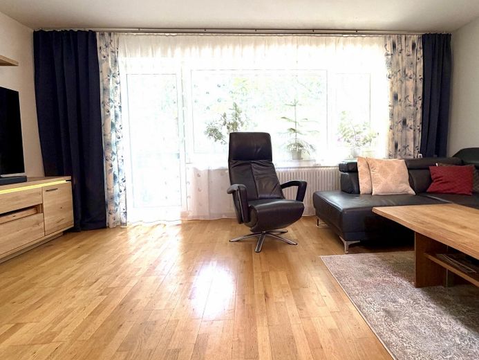 Quiet, green & close to the city center 3-room 74 sqm apartment with SW loggia at Grafenberger Wald – Wohnzimmer 1
