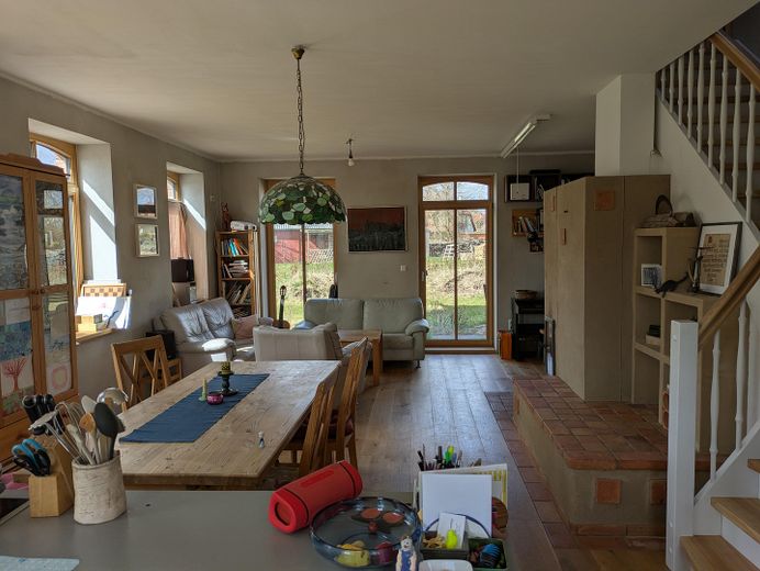 Blick von Küche ins Wohnzimmer