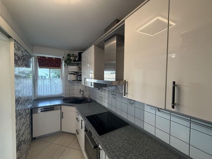 Helle 3 Zimmer ETW München-Berg am Laim, moebliert, provisionsfrei – Einbauküche mit Fenster