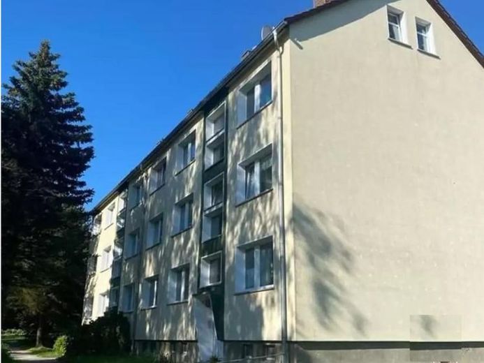 Kleine, hübsche 2-Zimmer-Dachwohnung mit fast neuem Laminatboden, offener Küche und Badewanne – Foto 1