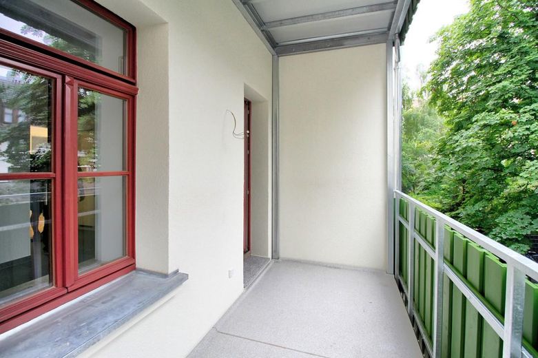 Neu sanierte 2-Zimmer-Wohnung mit Luxus-Einbauküche und Balkon – फोटो 4