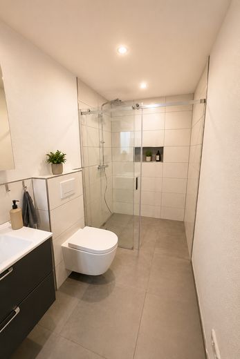 Modernize edilmiş müstakil ev | 196 m² yaşam alanı | 1.382 m² arsa | hemen taşınmaya hazır – Modernes Duschbad