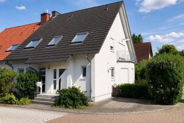 Großzügige Doppelhaushälfte mit Garten, Kamin und Garage in familienfreundlicher Lage