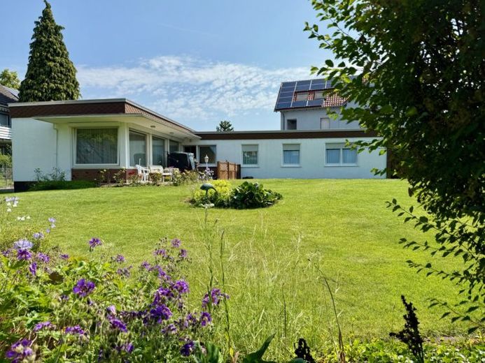 Fröndenberg-Westick: Flachdach-Bungalow mit Gartenoase als perfekter Rückzugsort! – Foto 1