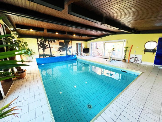 Innenpool mit Gartenblick